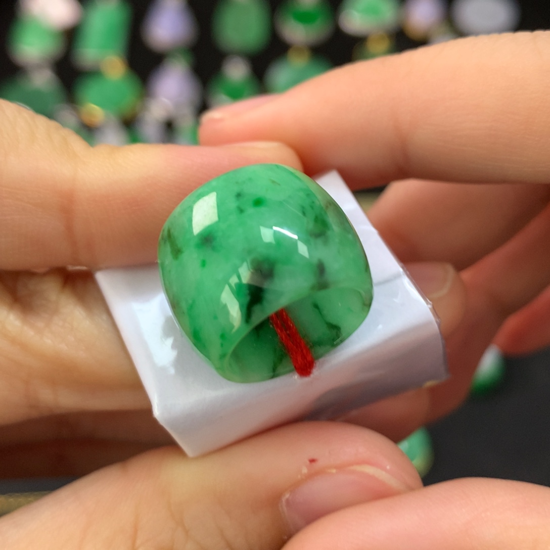 翡翠未镶嵌颈饰路路通