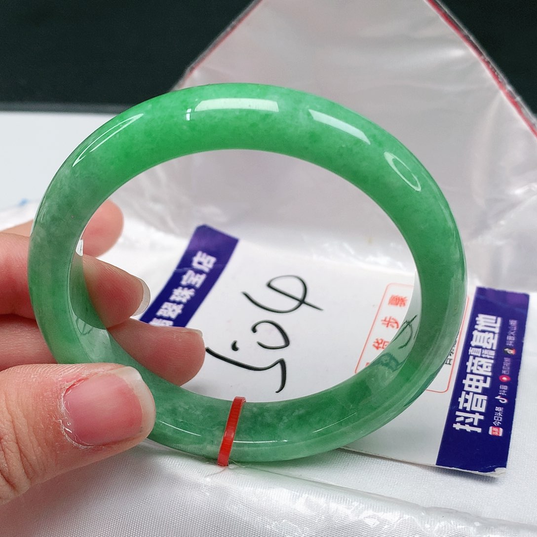 翡翠手镯未镶嵌翡翠