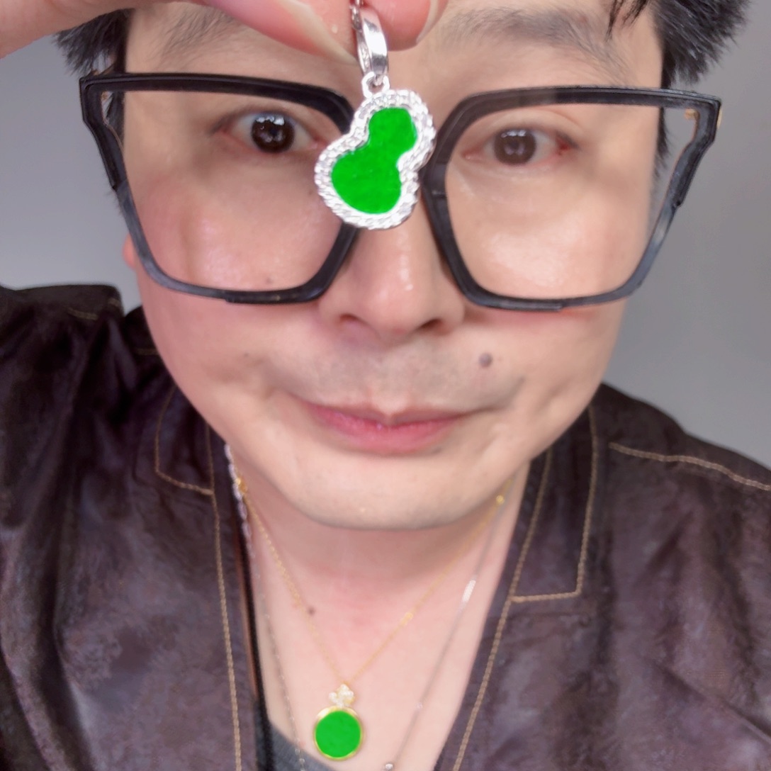 翡翠未镶嵌颈饰一件