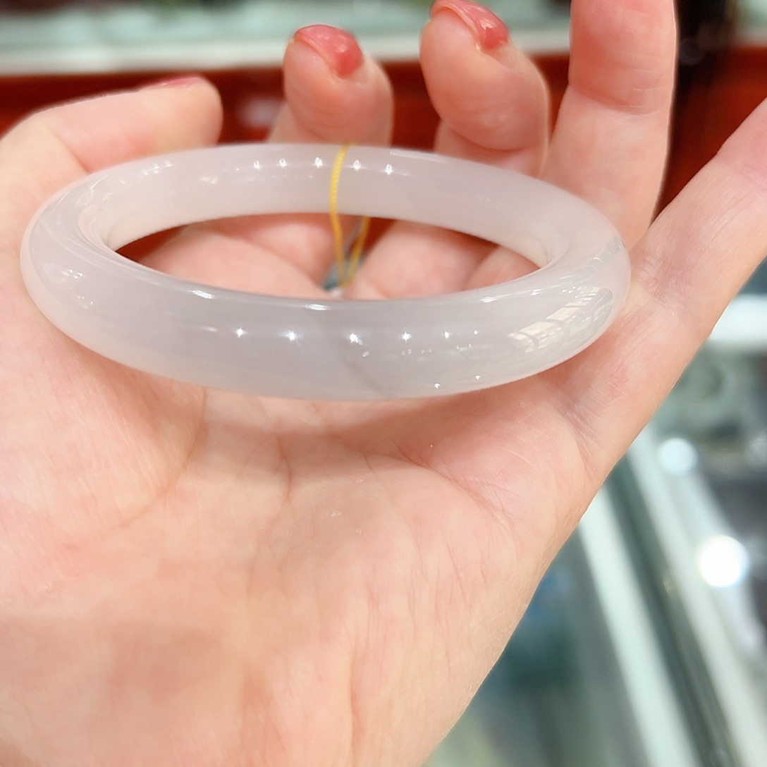 和田玉手镯未镶嵌春**来