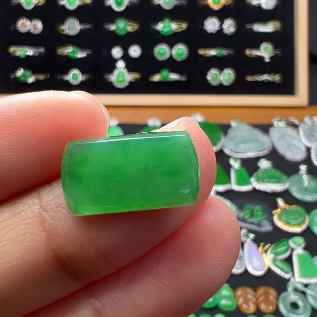 翡翠未镶嵌颈饰马鞍15.9