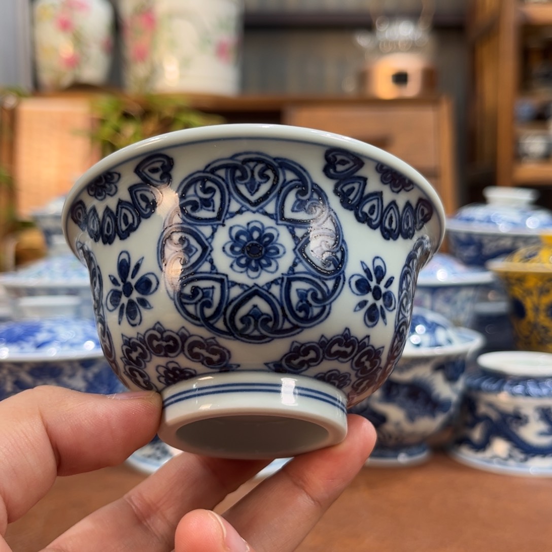 柴窑青花如意团花压手杯