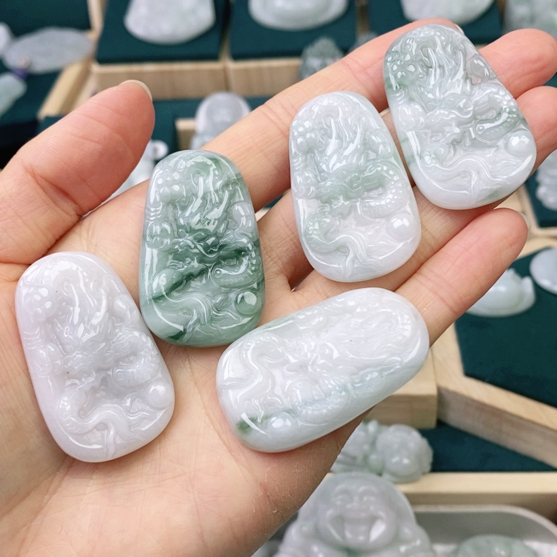 翡翠颈饰未镶嵌龙牌发货发其一