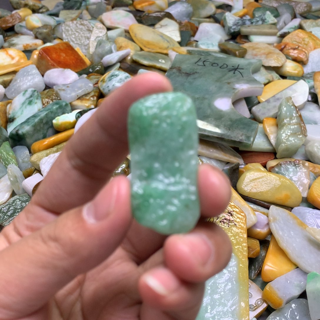 翡翠颈饰未镶嵌阳*