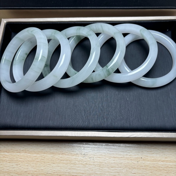 天山翠手镯多样性发货拍一发一。送盒