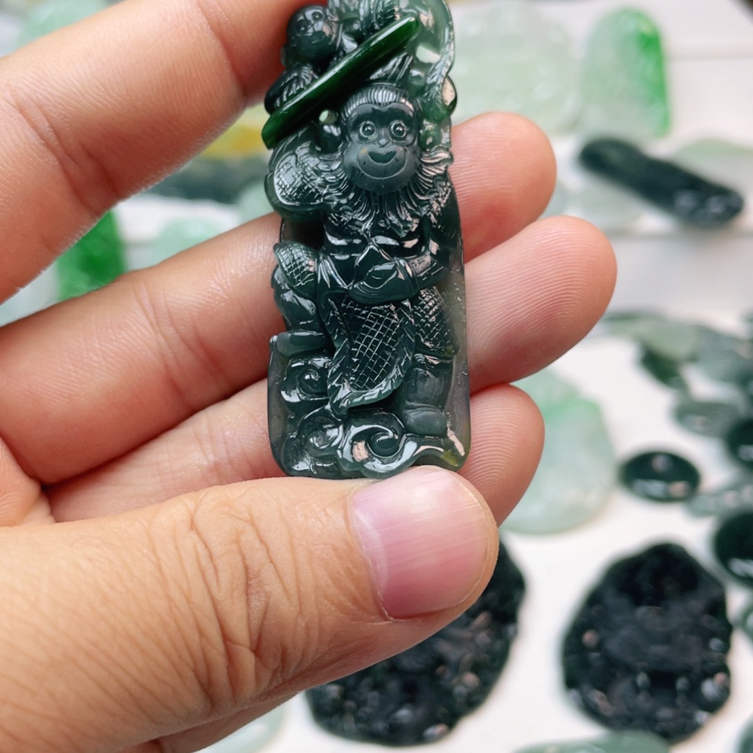 翡翠颈饰未镶嵌猴子