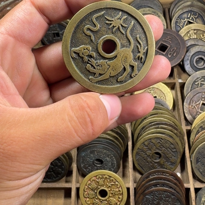 现代工艺品，老铜真币翻沙铸造，挂车链接。