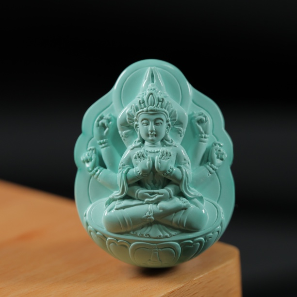 原矿绿松石十二臂文殊菩萨，尺寸27.8×36.5×17mm，重19.95g