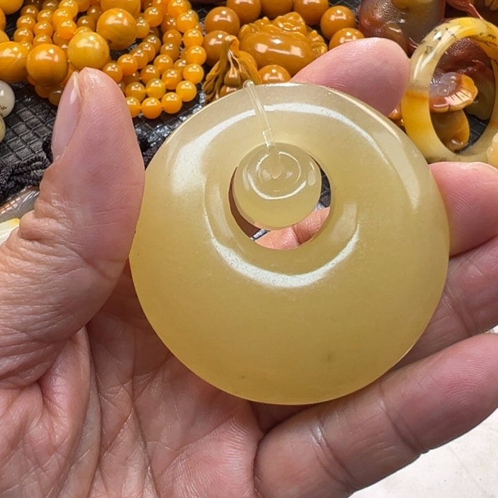 石英质玉（黄龙玉）颈饰未镶嵌