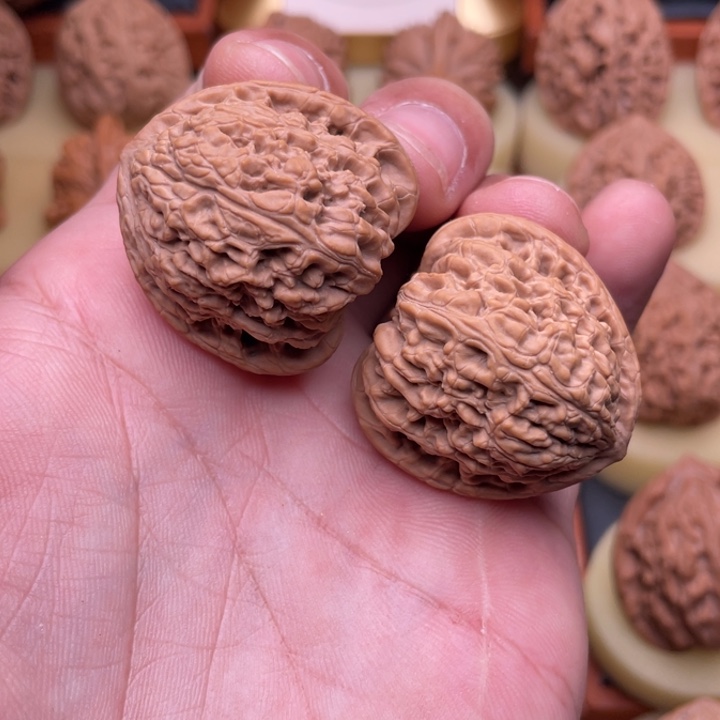 风***痕把件文玩核桃35左右承德密纹红玛瑙