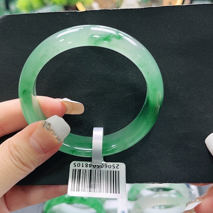 元***条石英质玉（非洲翠）未镶嵌手镯