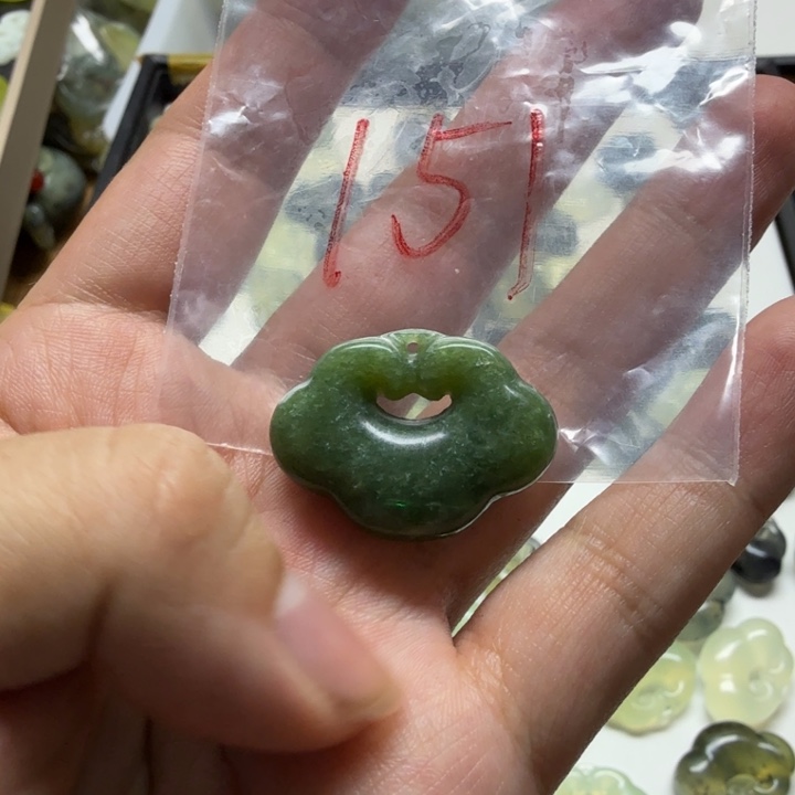 透闪石-蛇纹石玉吊坠未镶嵌