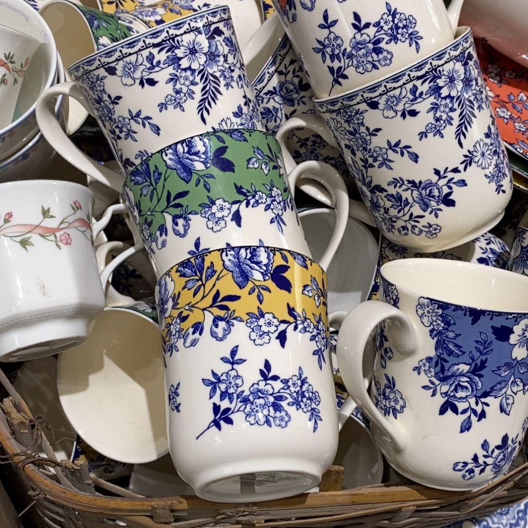 瓷微瑕青花黄色马克杯