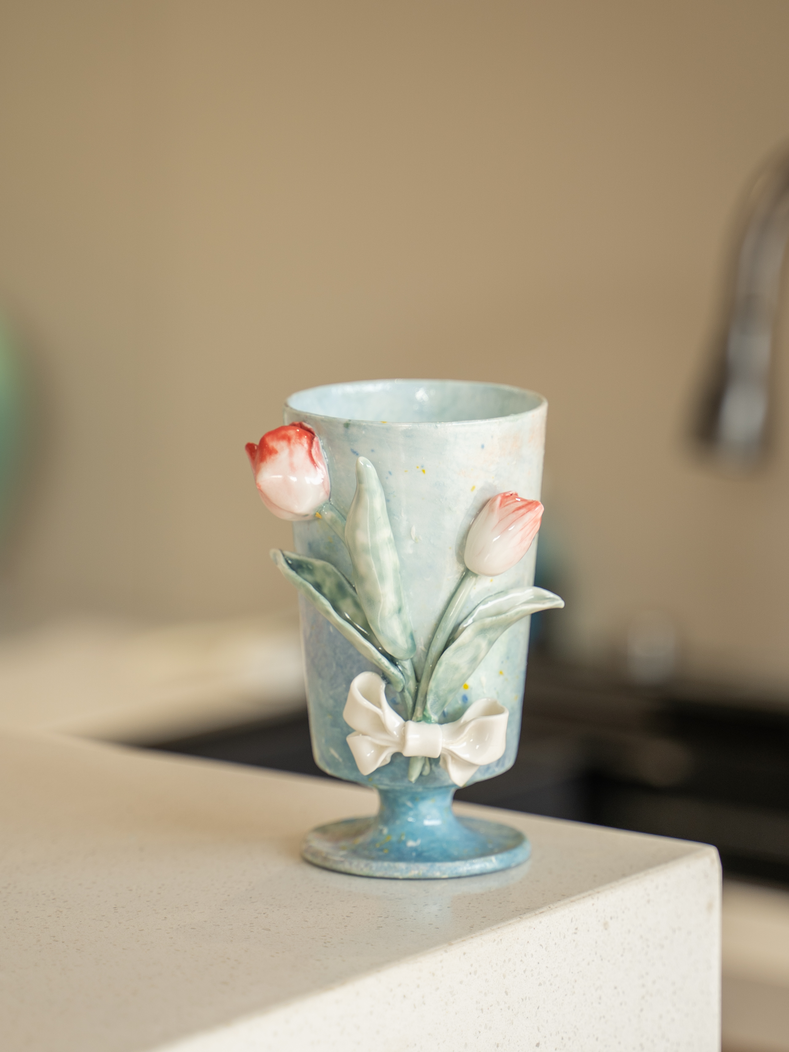 阿瑶 | 渐变海蓝底一束蝴蝶结红郁金香高足杯