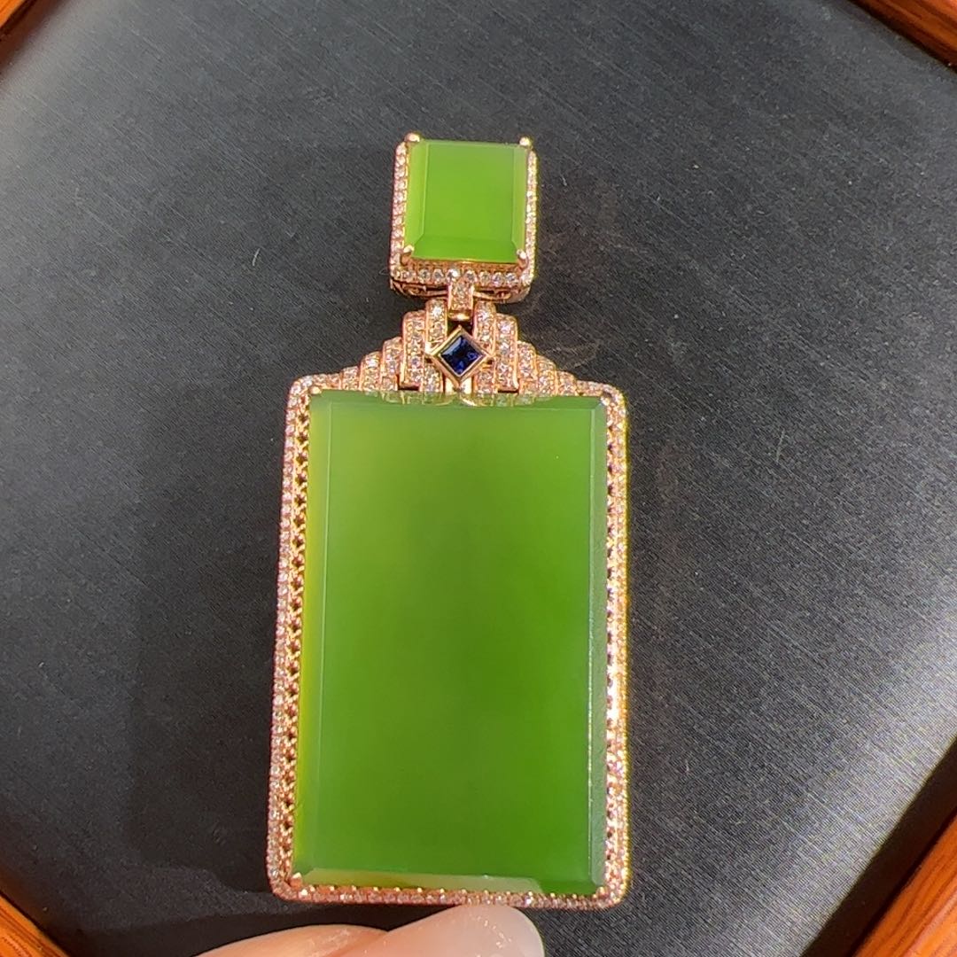 和田玉（碧玉）冰底起荧光果阳绿无事牌18K金镶嵌
