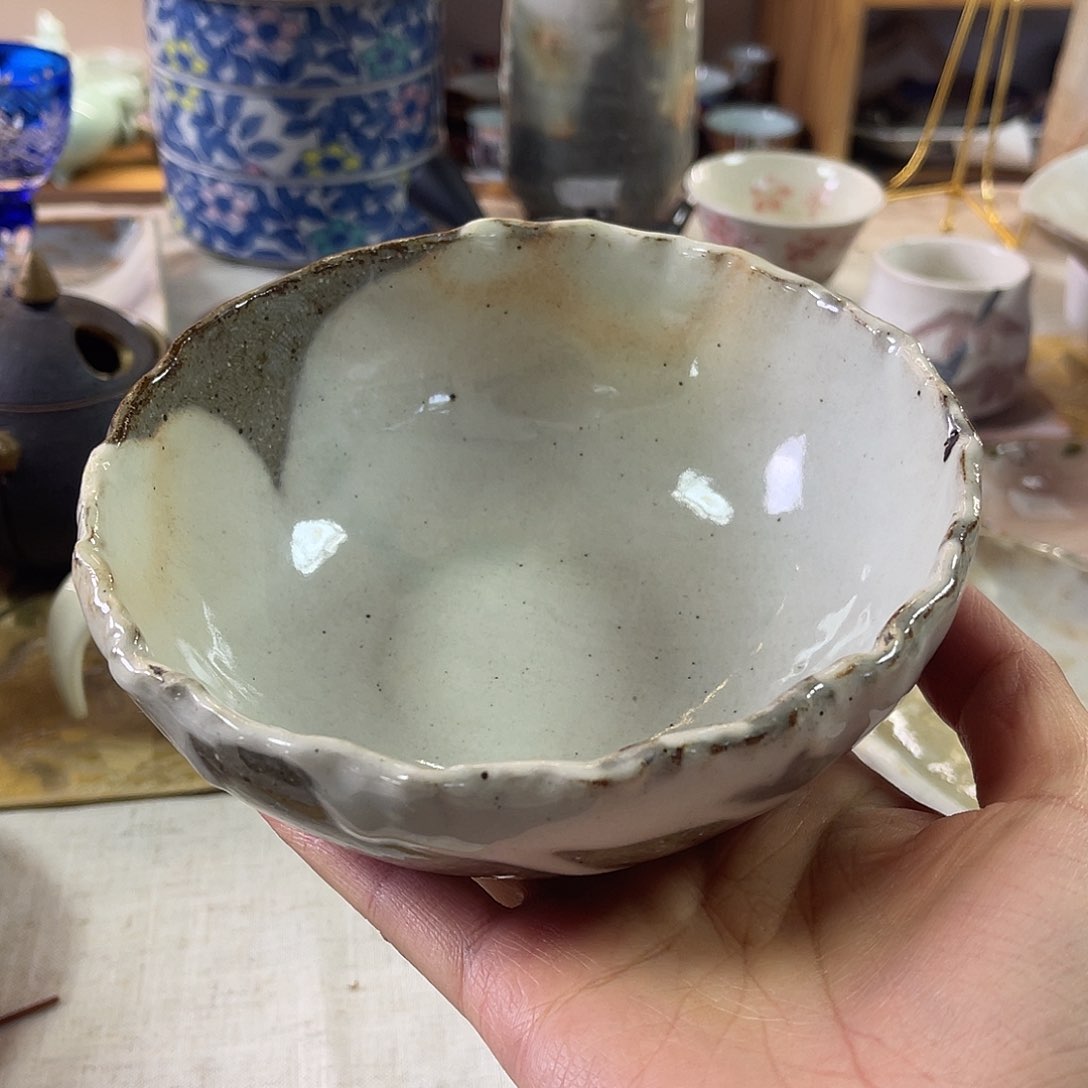 瓷片口沿不规则粉引钵子来咯1