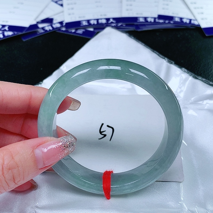 翡翠手镯未镶嵌翡翠手镯未镶嵌