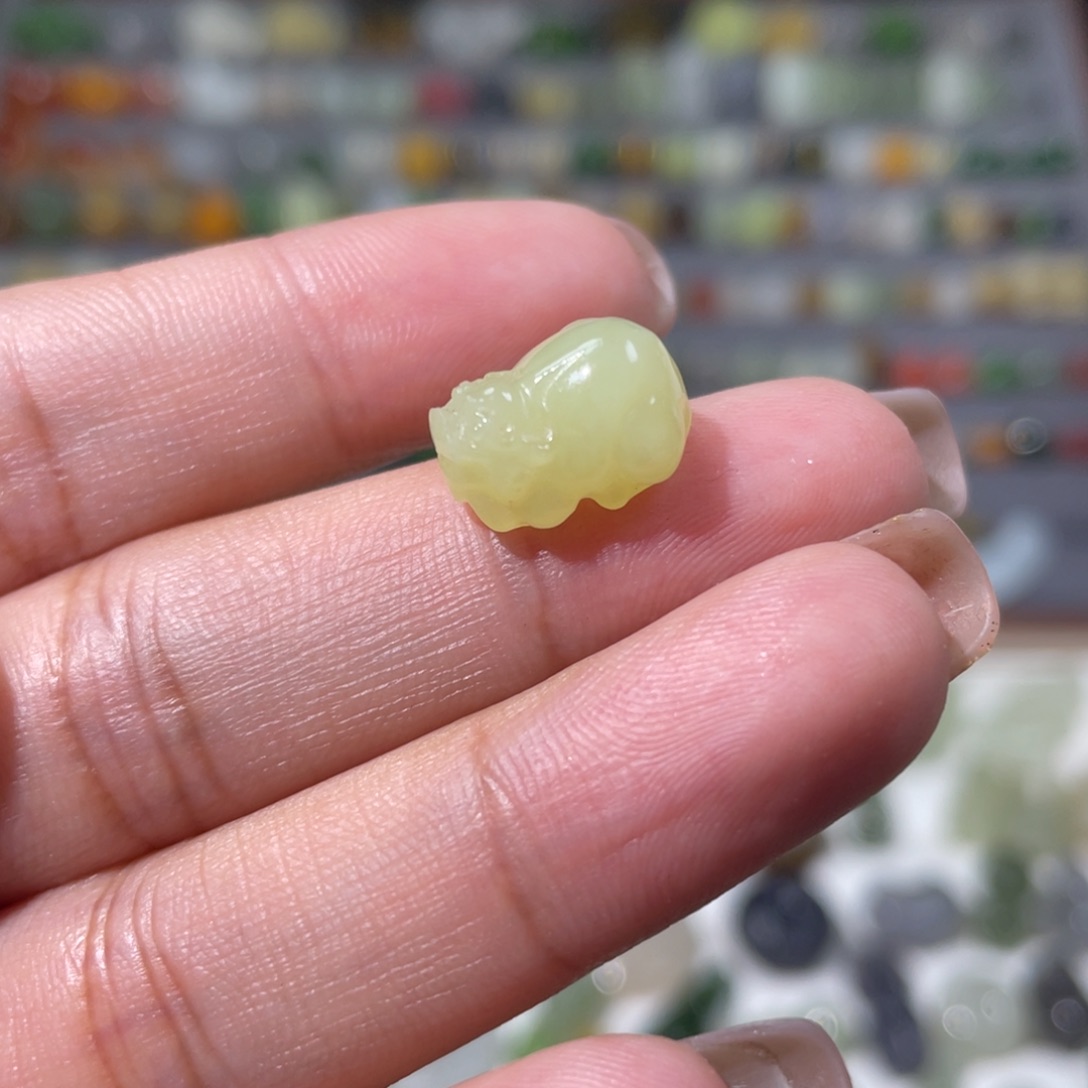 L***安颈饰未镶嵌和田玉打通孔不退不换