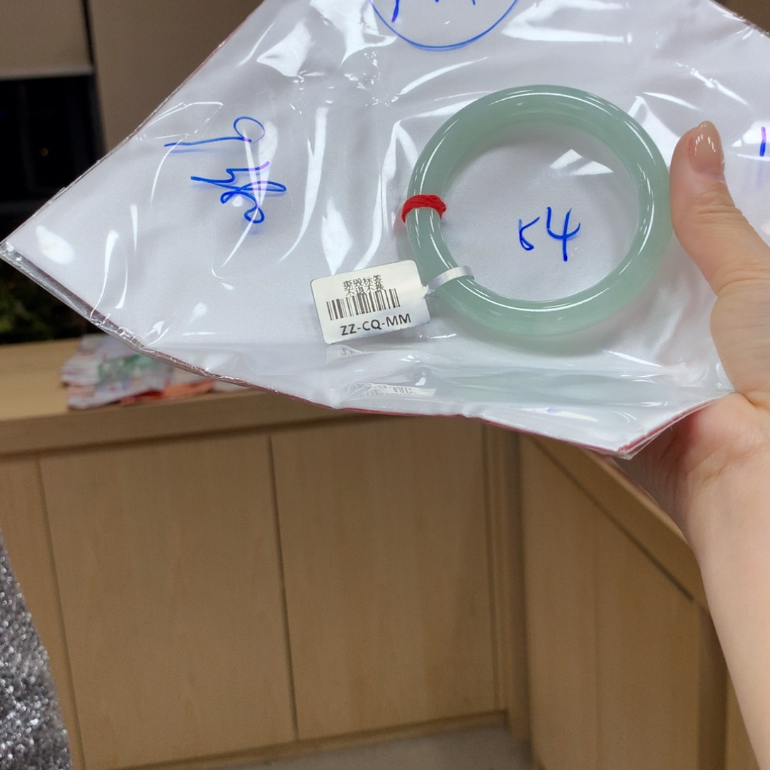 翡翠手镯未镶嵌不退不换