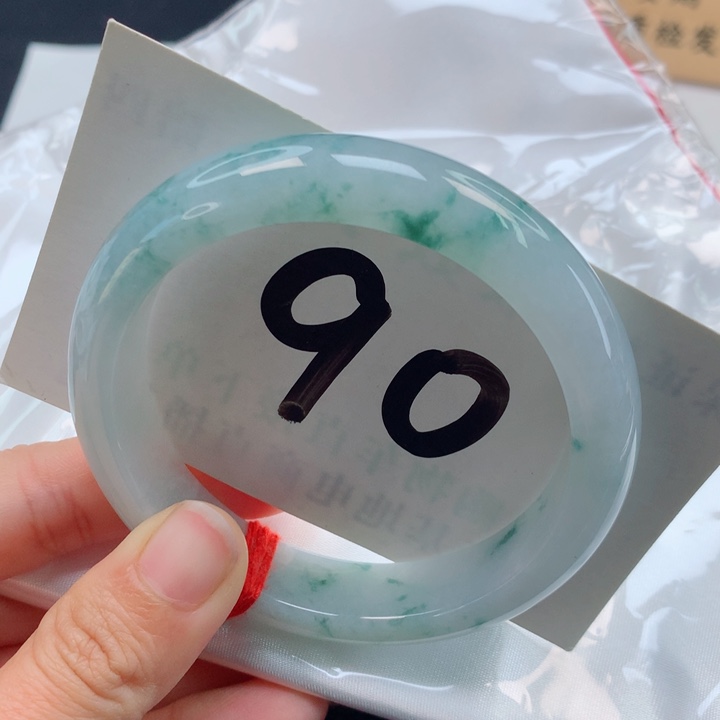 翡翠手镯未镶嵌飘花