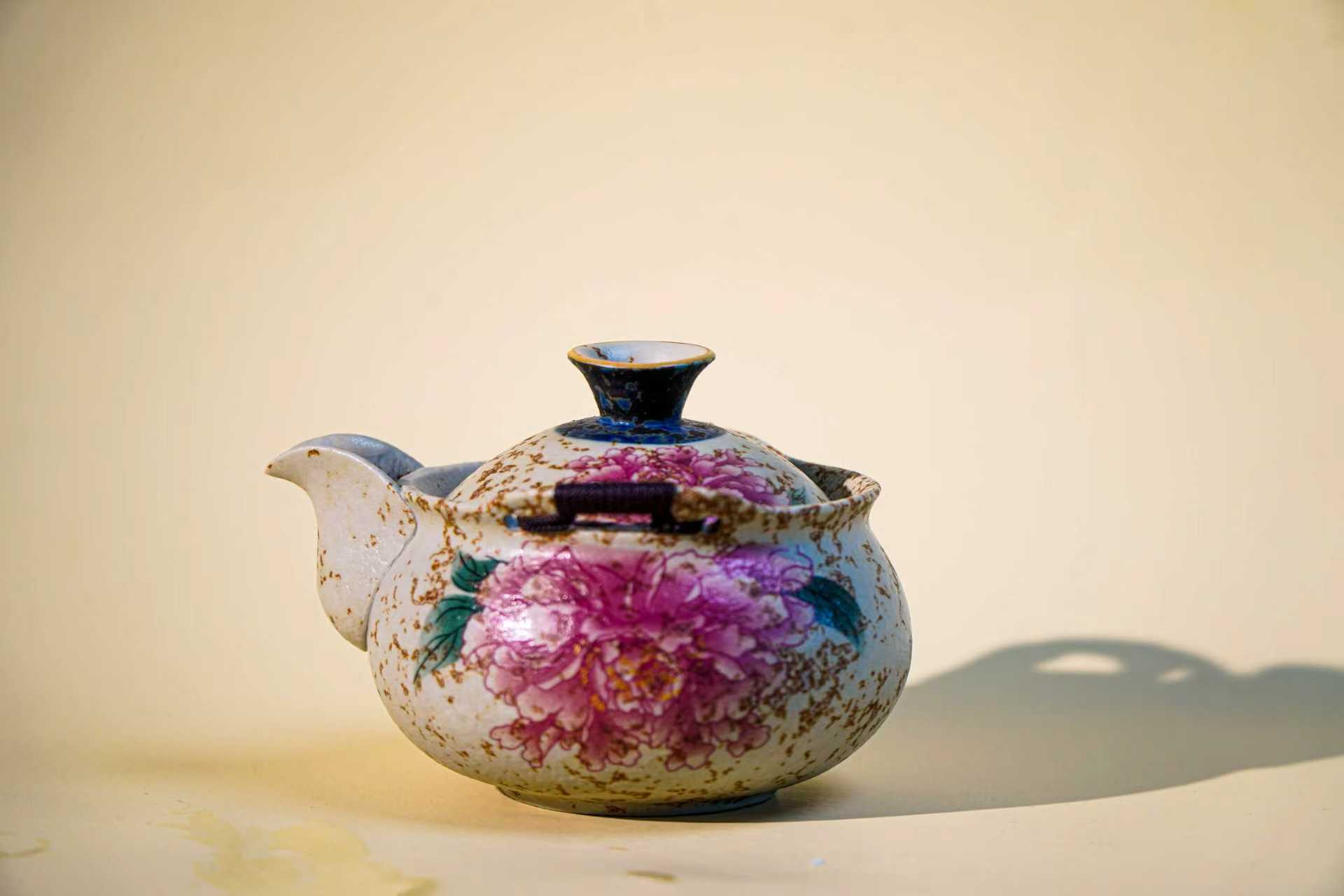 青花火石红手抓宝瓶壶