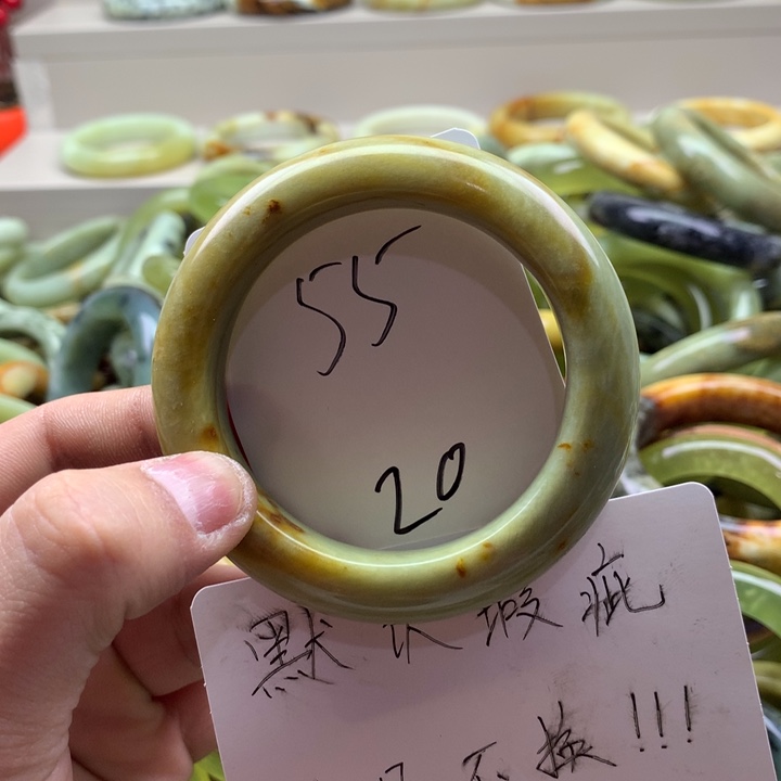 蛇纹石玉手镯未镶嵌