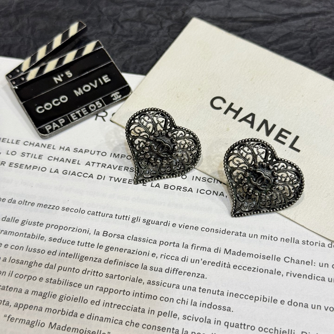 99新 Chanel/香奈儿 Chanel 黑色雕花镂空爱心耳钉