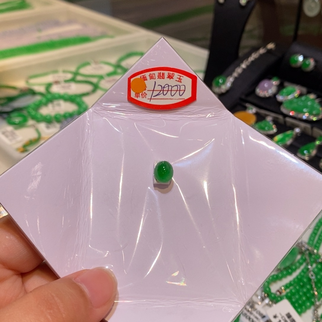 翡翠散珠辣绿蛋面