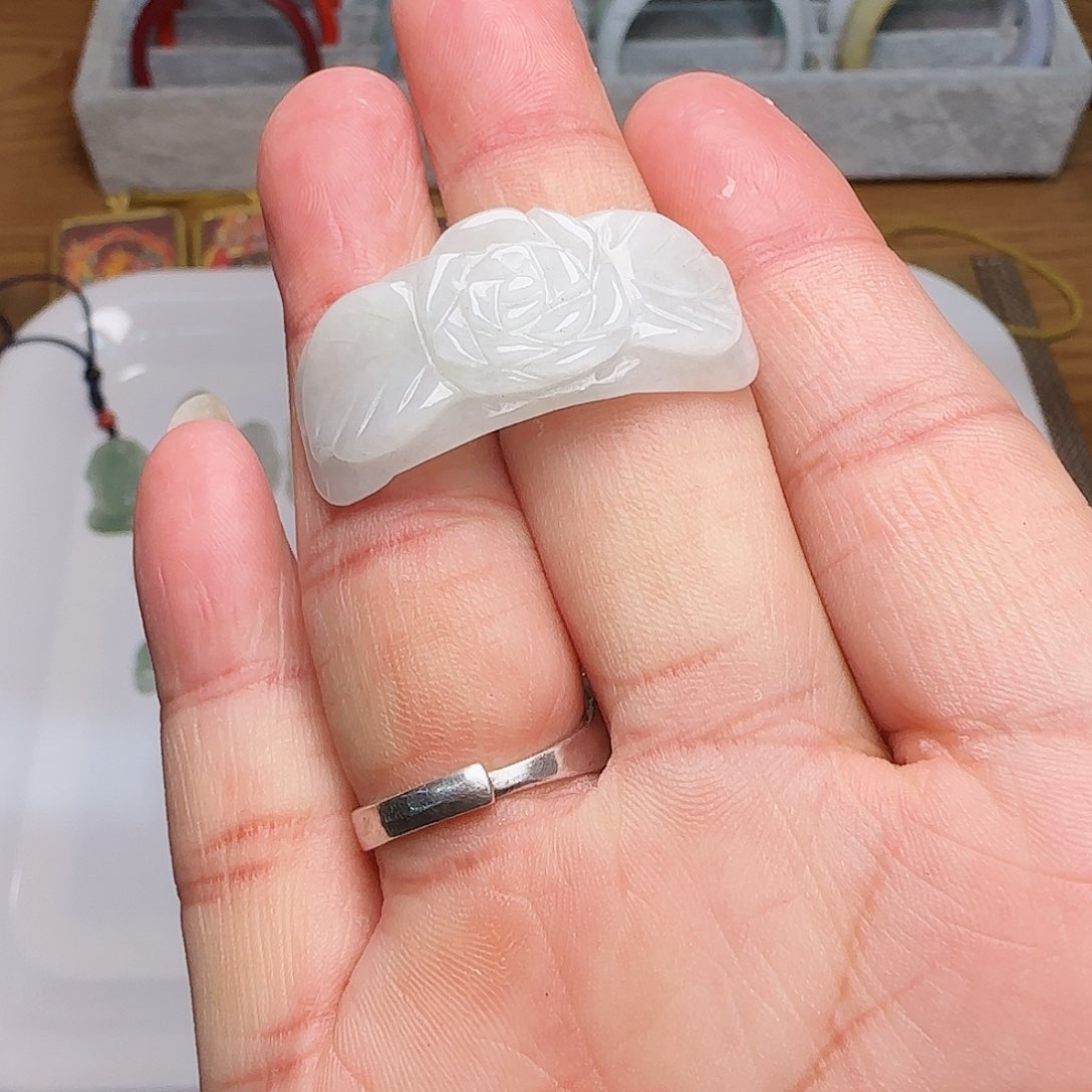 翡翠颈饰未镶嵌花开富贵