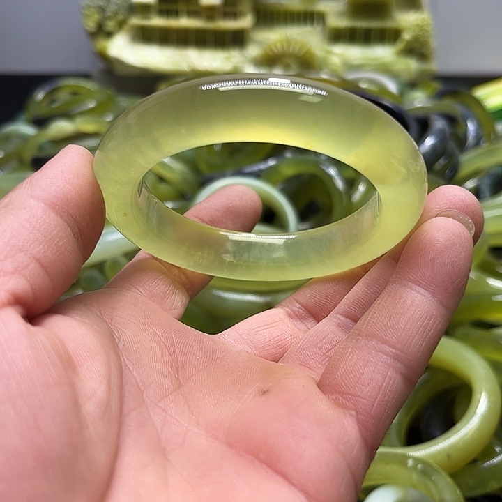 蛇纹石玉未镶嵌手镯