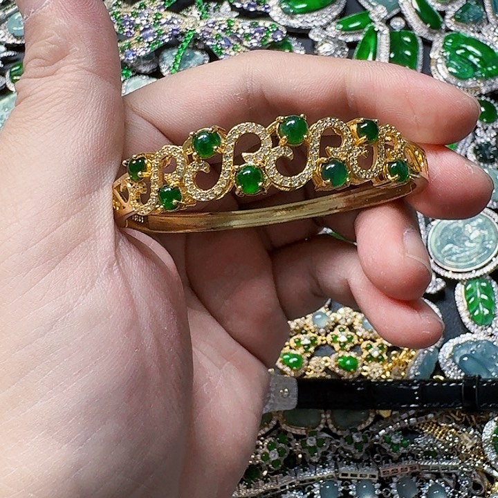 翡翠颈饰未镶嵌天然A货翡翠放漏