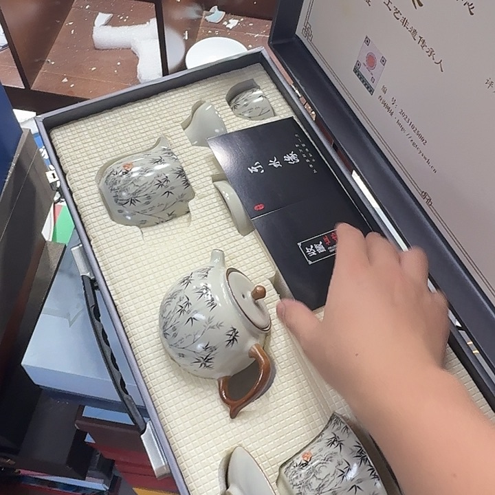 孤品茶具套装等。         