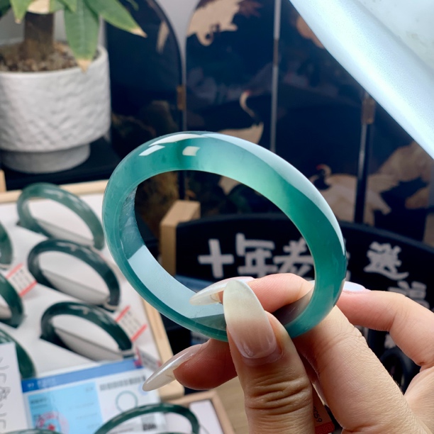 天然翡翠A货高冰高透飘绿花正圈手镯