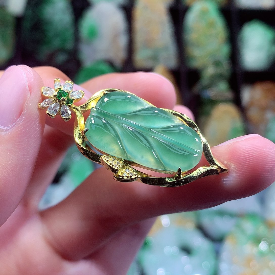 翡翠未镶嵌颈饰挂件