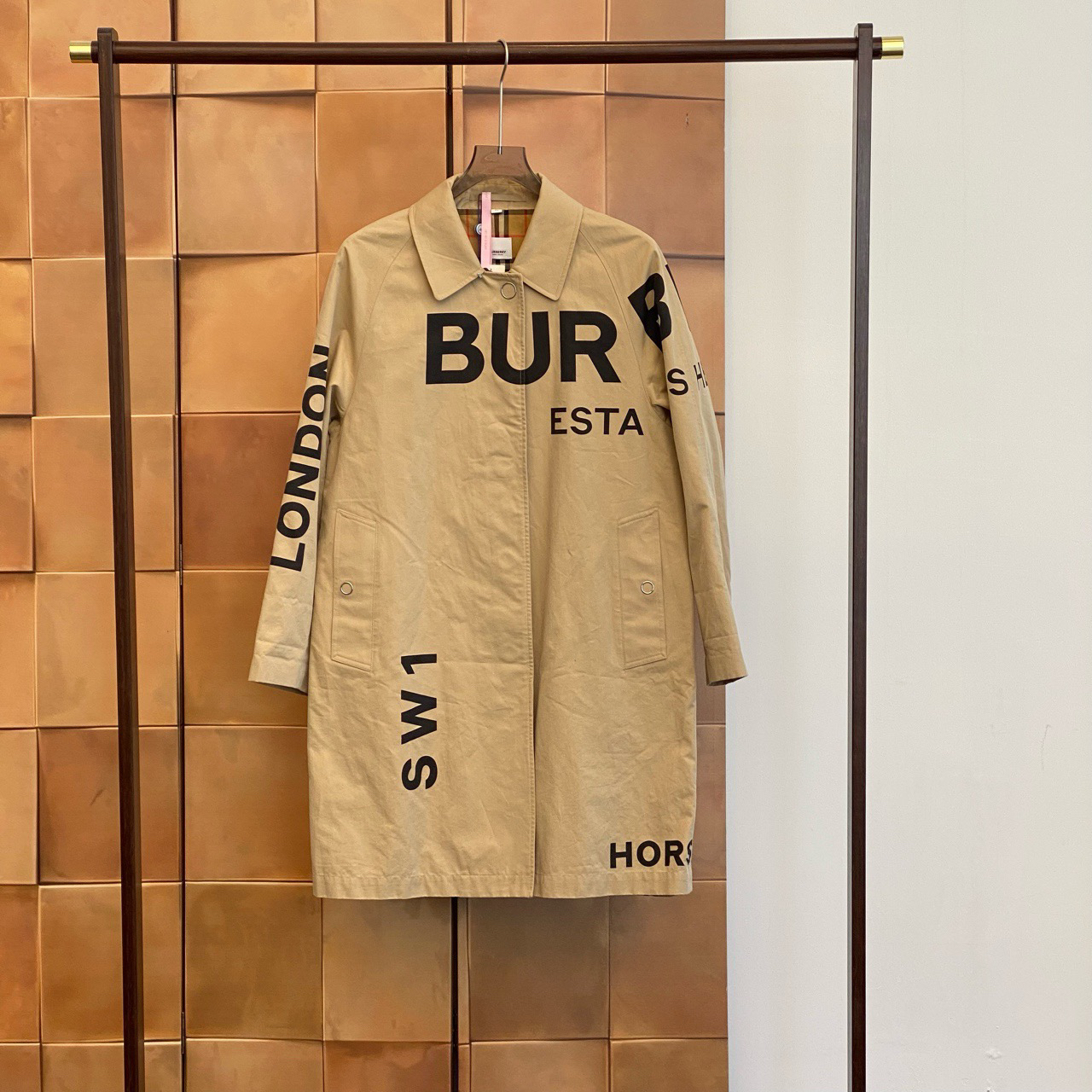 99新 BURBERRY/博柏利 爆款卡其色弹幕字母logo风衣/uk8码/31974