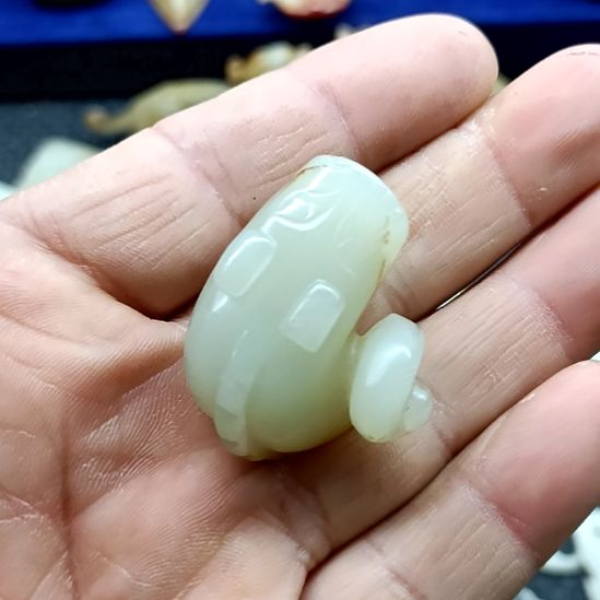 颈饰未镶嵌和田玉人**理