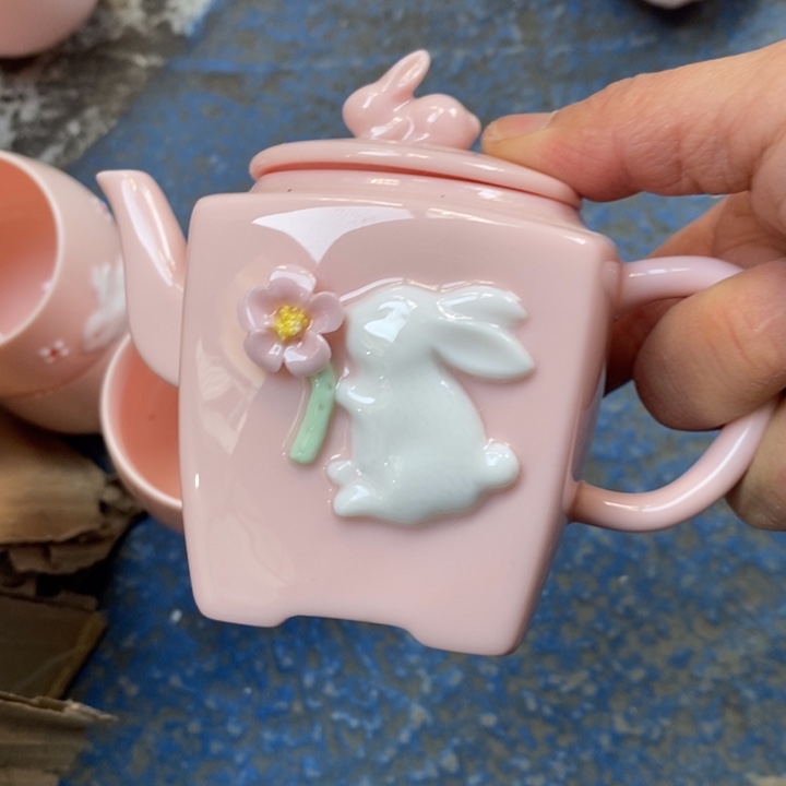 摆件陶红稀土雕刻小兔方壶