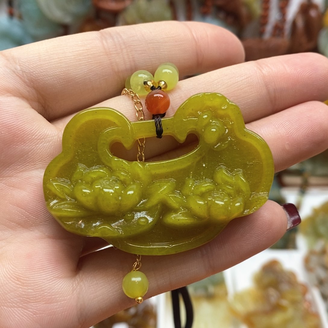 蛇纹石玉颈饰未镶嵌