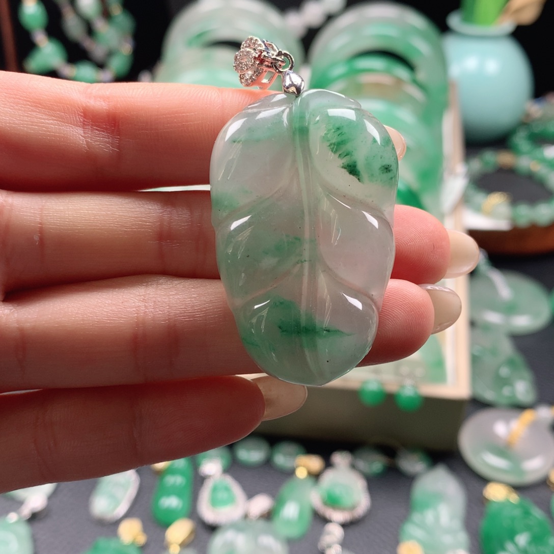 石英岩玉足铂镶嵌颈饰