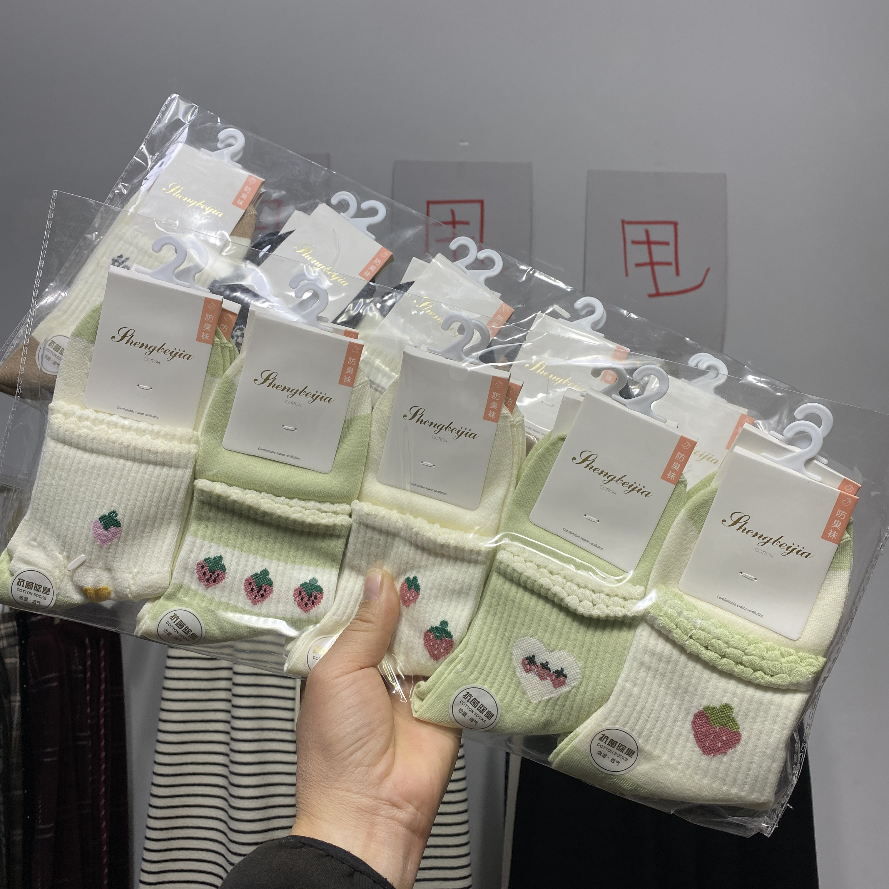 女士中筒袜秋冬加厚保暖简约纯色棉质防臭舒适袜子