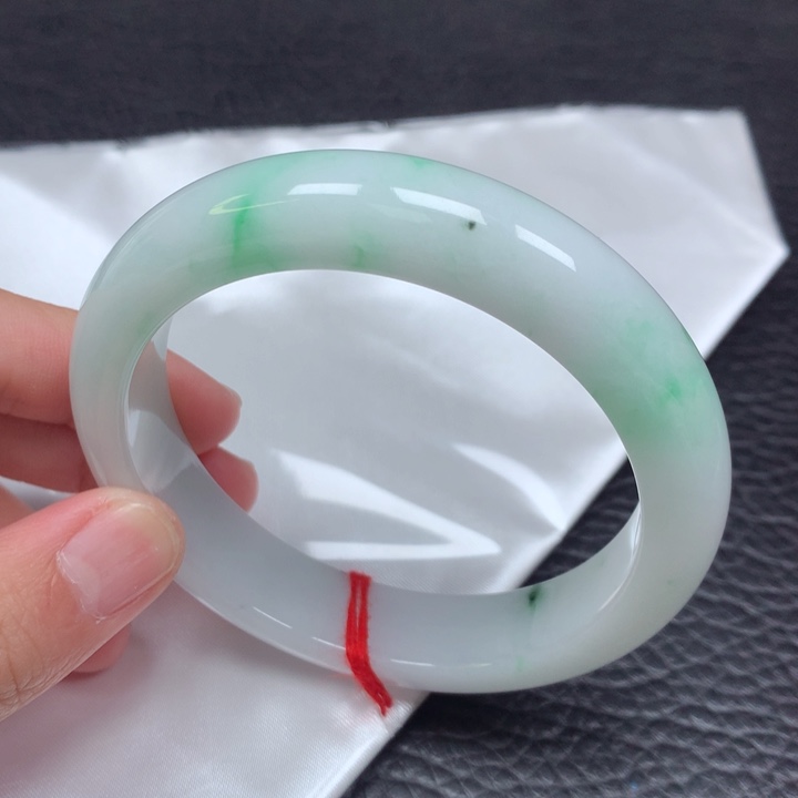 翡翠手镯未镶嵌。