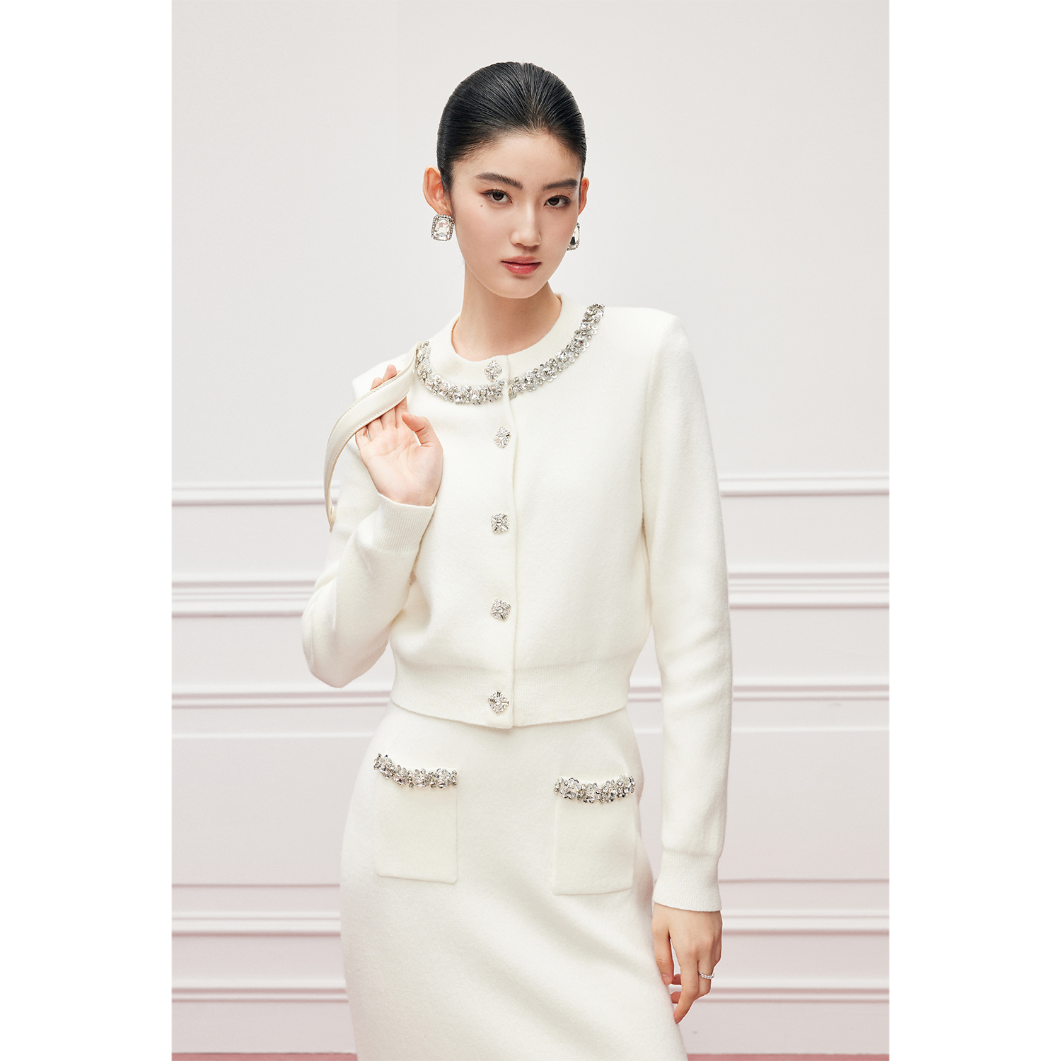 MandyZhang奢雅重工镶钻白色绵羊毛针织开衫女秋冬钉珠时尚短外套