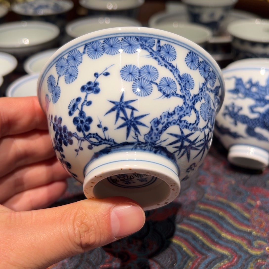 陶精品青花松竹梅麒麟望月压手杯口径约9.3厘米