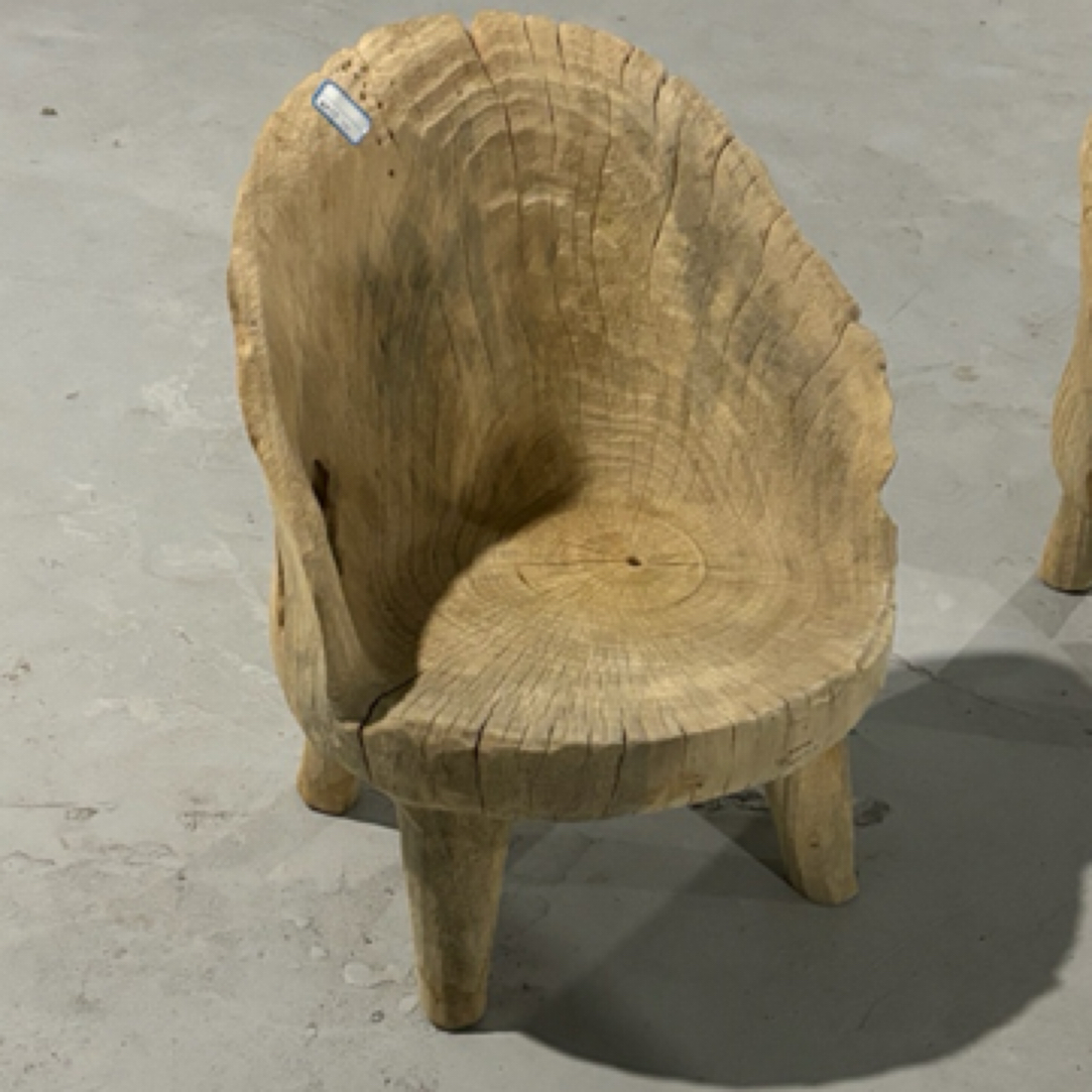 整体风化带靠背的椅子