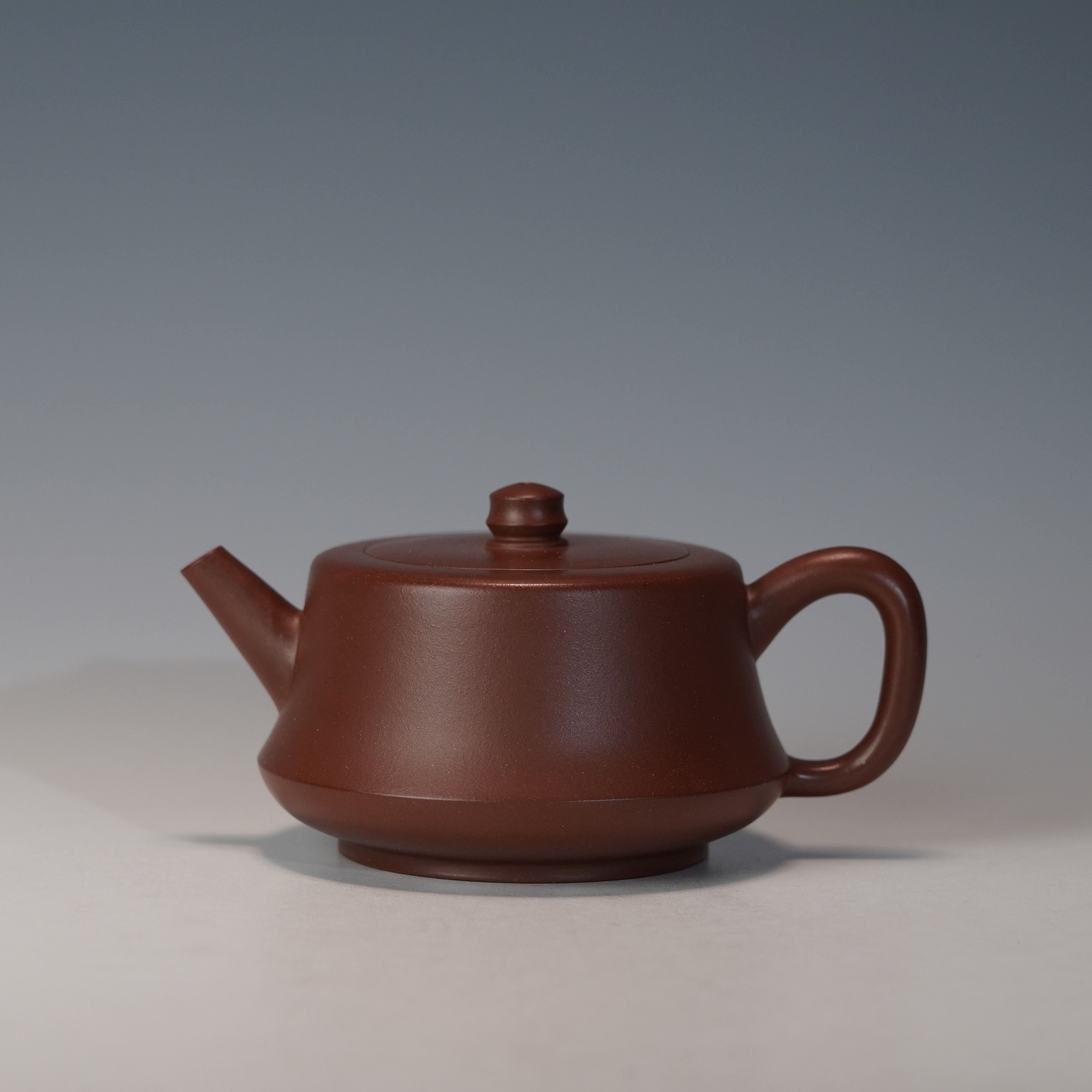 lot.21209 顾新君 老紫泥柱础壶 170cc