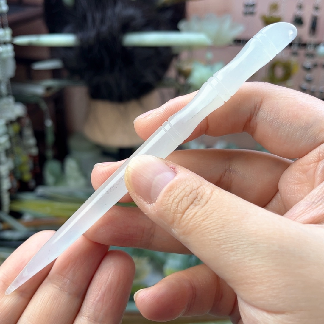 岫玉未镶嵌发饰长度14厘米左右，有瑕