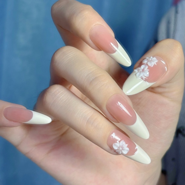 优酸乳  琉璃苣 纯手工白法式雕花款穿戴美甲贴片