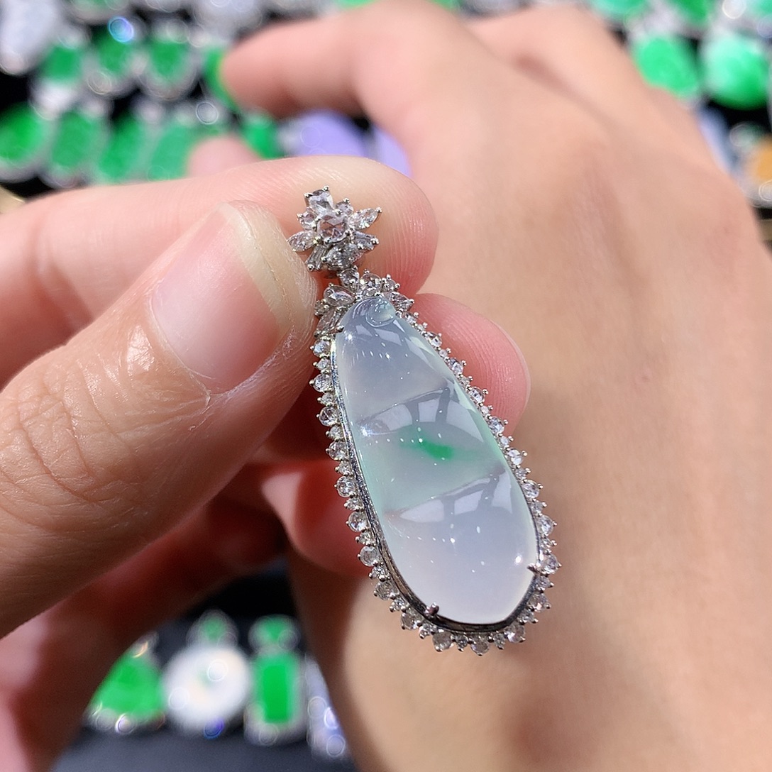 翡翠18K金镶嵌颈饰