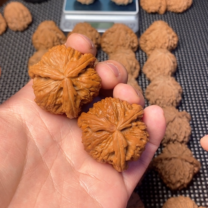 文玩核桃把件l****P白奔三棱