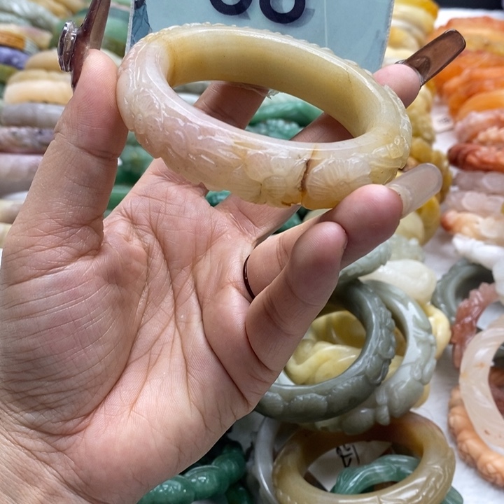 石英岩玉未镶嵌手镯